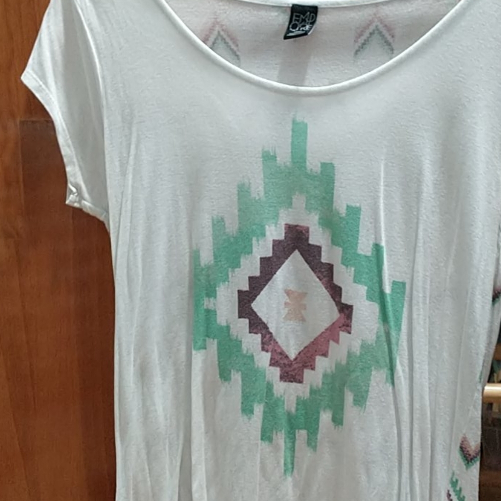 Cute Zumiez high low tee! 2/12